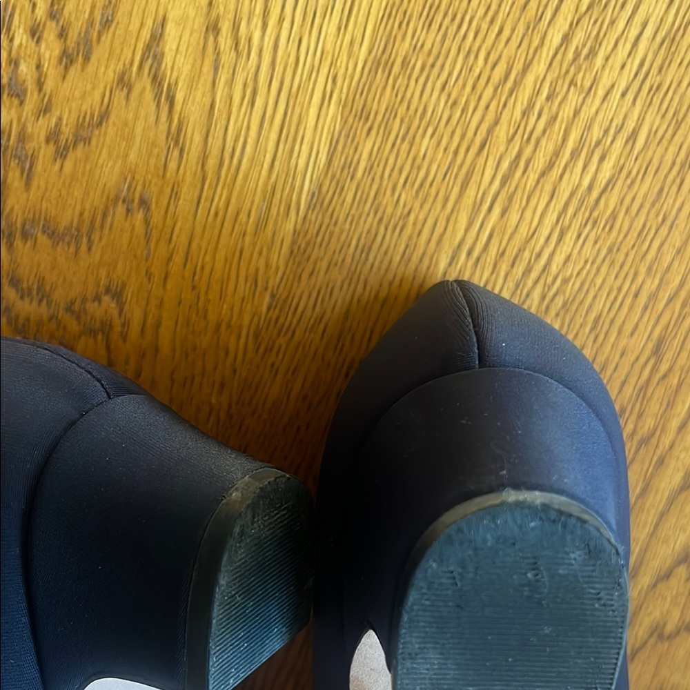 Vaneli Navy Heels with Bow Accent - Picture 10 of 10